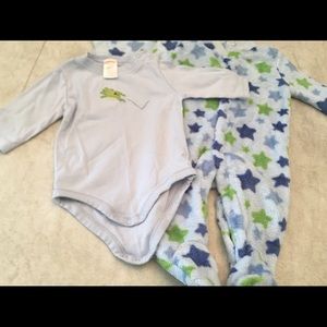 Set of 2 long sleeve onesie’s size 3-6 months